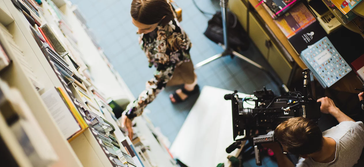 filming-a-woman-at-library-2925311.jpg